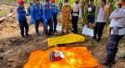 Petugas Damkar mengevakuasi dua kerangka manusia di Kelurahan Petobo, Kota Palu, Senin (22/11/2021)/Ist