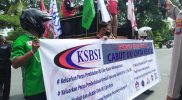 Serikat buruh menggelar demo tuntut upah layak dan mencabut UU Cipta Kerja di Depan Kantor DPRD Kota Palu, Rabu (24/11/2021)/hariansulteng