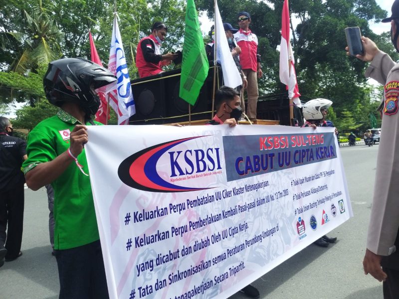 Serikat buruh menggelar demo tuntut upah layak dan mencabut UU Cipta Kerja di Depan Kantor DPRD Kota Palu, Rabu (24/11/2021)/hariansulteng