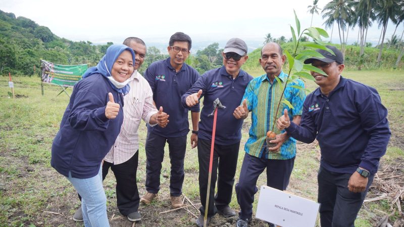 PT Oti Eya tanam pohon di lahan kosong di Desa Balamoa Kecamatan Dolo Barat, Kabupaten Sigi Sulawesi Tengah, Rabu, (14/12/21)/Ist