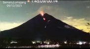 Tangkapan layar penampakan cahaya merah muncul di Gunung Semeru, Jawa Timur, Kamis (9/12/2021)/Ist