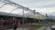 Sejumlah pekerja mendirikan tenda jelang wisuda offline Universitas Tadulako, Senin (13/12/2021)/hariansulteng