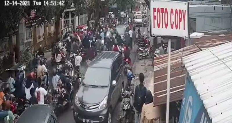 Detik-detik rombongan pengantar jenazah melakukan pengrusakan dan pengeroyokan terhadap seorang dosen ATIM di Jl Sunu Raya, Kota Makassar/Ist
