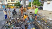 Tumpukan sampah di Jalan Tanjung Karang pasca Kota Palu diguyur hujan deras sejak Senin (20/12/2021) sore hingga malam hari/Ist