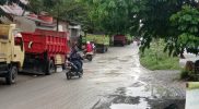 Jalan Tavanjuka Raya dekat rumah mantan Wali Kota Palu, Hidayat becek usai diguyur hujan, Senin (27/12/2021)/hariansulteng
