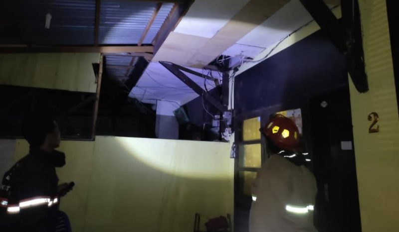Asrama Polres Palu terbakar di Jl Teratai, Kelurahan Besusu Tengah, Kecamatan Palu Timur, Rabu (29/12/2021) malam/Ist
