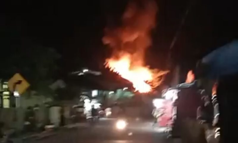 Kebakaran melanda Kompleks SMA 1 Tinangkung Jl Teluk Bayur, Salakan, Banggai Kepulauan, Rabu (5/1/2022) malam/Ist
