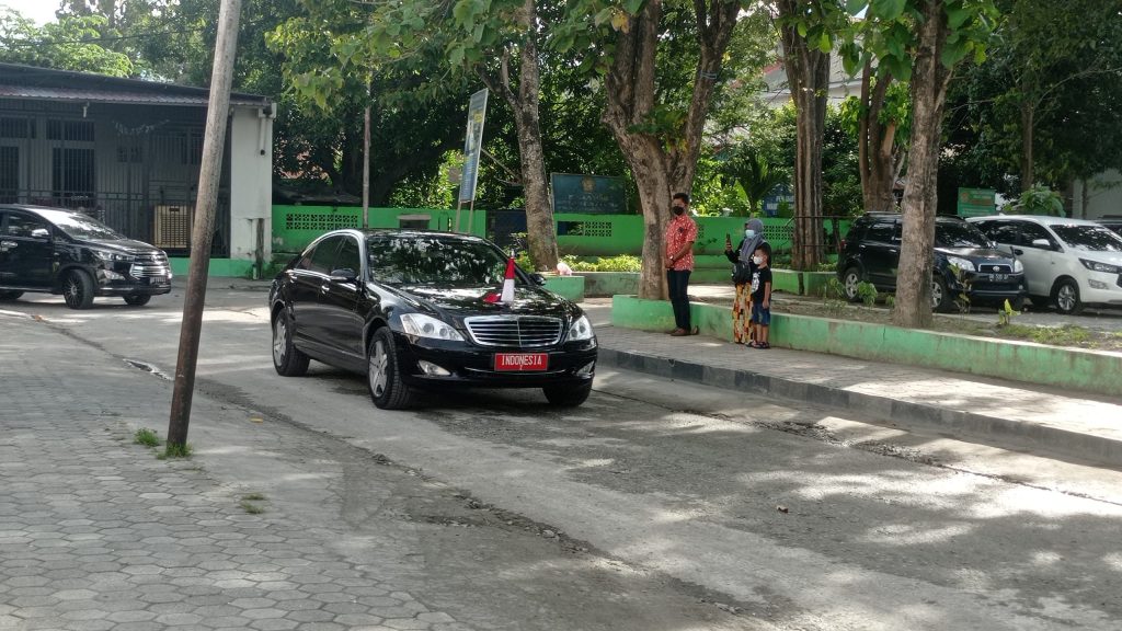 Mobil Wakil Presiden RI Mercedes-Benz S600 tiba di Pondok Pesantren Alkhairaat, Kota Palu, Kamis (6/1/2022)/hariansulteng