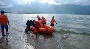 Tim Sar melakukan pencarian terhadap bocah yang tenggelam di Pantai Talise, Kota Palu, Kamis (20/1/2022)/hariansulteng