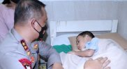 Kapolda Kaltim, Irjen Imam Sugianto menjenguk balita korban kecelakaan maut di RS Ibnu Sina, Balikpapan, Jumat (21/1/2022)/Ist