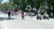 Ratusan massa gelar aksi solidaritas untuk warga Parimo di depan Kantor Gubernur Sulteng, Senin (14/2/2022)/hariansulteng