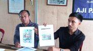 Direktur LBH Sulteng, Julianer (kanan) memperlihatkan foto tumpeng yang dibuat warga Parimo untuk menyambut Rusdy Mastura, Senin (21/2/2022)/hariansulteng