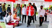 Presiden Jokowi tinjau vaksinasi di Lapangan Kantor Administrasi Bandara Mutiara Sis Aljufri, Kota Palu, Jumat (25/2/2022)/Sekretariat Presiden