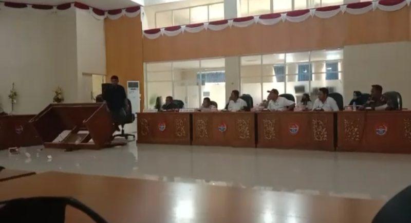 Tangkapan layar saat Anggota DPRD Balut, Irwan Lajumi membanting meja saat RDP bersama mahasiswa, Rabu (9/3/2022)/Ist