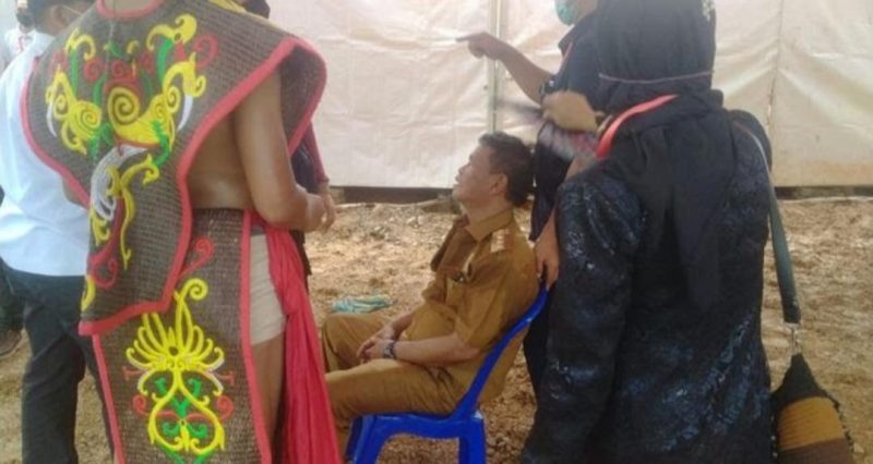 Gubernur Sulawesi Tengah, Rusdy Mastura mendapat perawatan usai pingsan di acara ritual adat di IKN, Senin (14/3/2022)/Ist