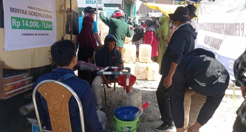 PT PPI Cabang Palu salurkan 8 ton minyak goreng curah ke pedagang Pasar Inpres Manonda, Selasa (22/3/2022)/hariansulteng
