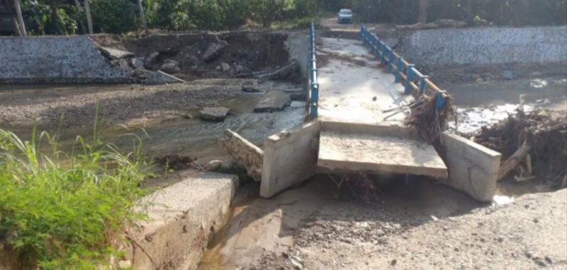 Jembatan inspeksi di Desa Tampiala, Kecamatan Dampal Selatan, Kabupaten Tolitoli tampak rusak berat akibat terjangan banjir, Jumat (25/3/2022)/Ist