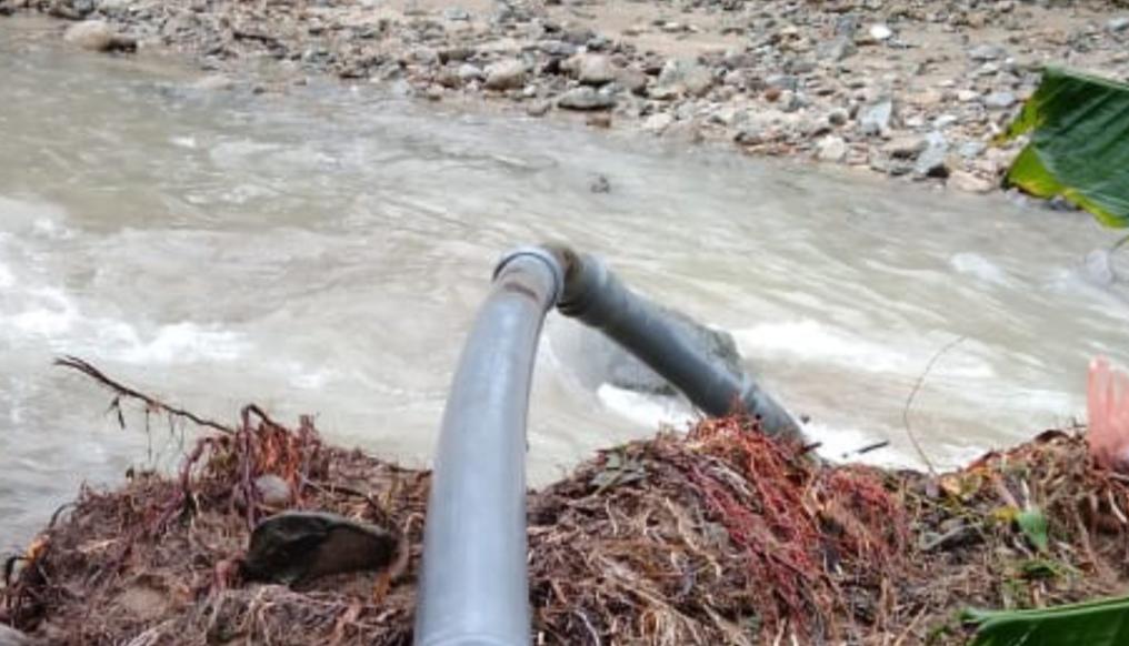 Jaringan pipa SPAM Desa Tampiala putus dan tak berfungsi akibat terjangan banjir, Jumat (25/3/2022)/Ist