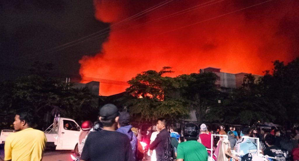 Kebakaran melanda Pasar Inpres Manonda, Kecamatan Palu Barat, Kota Palu, Selasa (29/3/2022) malam/hariansulteng
