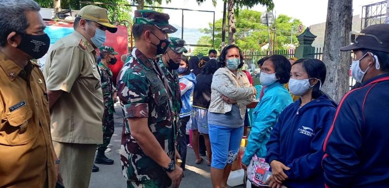 Danrem Brigjen TNI Toto Nurwanto meninjau langsung kegiatan pasar murah di Lapangan Korem 132/Tadulako, Selasa (26/4/2022)/Ist