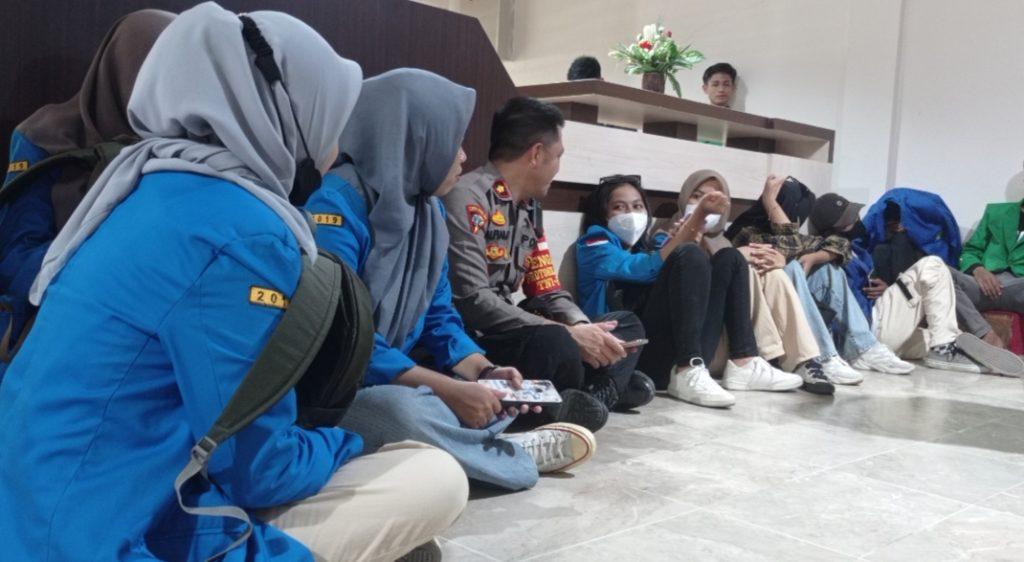 Keakraban polisi dengan mahasiswa saat aksi di Kantor DPRD Sulawesi Tengah, Jalan Sam Ratulangi, Kecamatan Palu Timur, Kota Palu, Senin (11/4/2022)/hariansulteng