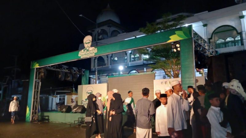 Jalan Sis Aljufri, Kecamatan Palu Barat, Kota Palu makin ramai oleh pengunjung di hari kedua peringatan Haul Guru Tua ke-54, Kamis (12/5/2022) malam/hariansulteng
