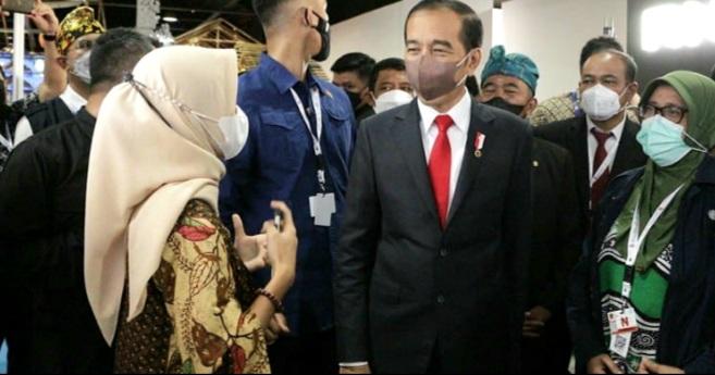 Mahasiswi Untad, Annisa berbincang dengan Presiden Jokowi di acara acara Pameran Solusi Kebencanaan Adexco 2022 di Bali Art Collection, Badung, Bali pada Rabu (25/5/2022)/Instagram @cyan.indonesia