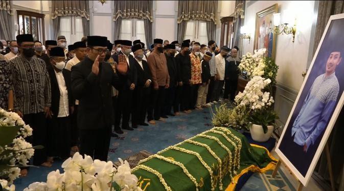 Ridwan Kamil pimpin salat jenazah putranya, Eril di Gedung Pakuan, Bandung, Minggu (12/6/2022)/Ist