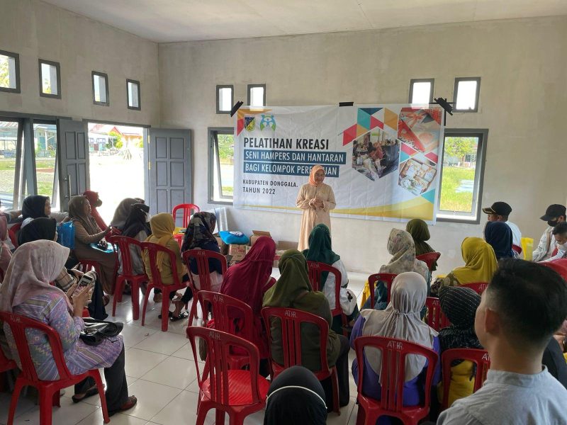 Sekertaris DPRD Provinsi Sulteng Marlelah berikan pelatihan kepada kelompok perempuan di Desa Ogoamas