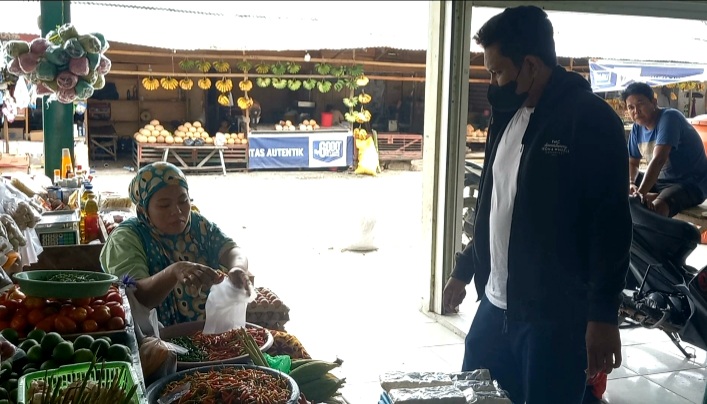 Warga membeli cabai di Pasar Tavanjuka, Kota Palu/hariansulteng