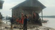 Petugas melakukan evakuasi terhadap warga terdampak banjir bandang di Desa Torue, Kecamatan Torue, Kabupaten Parigi Moutong, Jumat (29/7/2022)/Ist