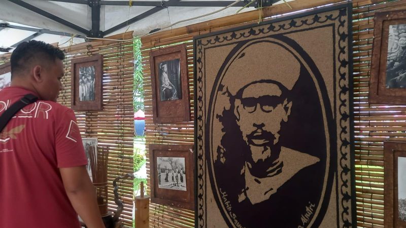 KSBCS pamerkan lukisan pasir wajah Guru Tua di acara Sulteng UMKM Syariah Expo 2022, Sabtu (16/7/2022)/hariansulteng