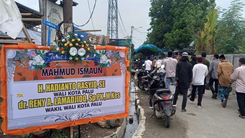 Ratusan warga memadati rumah duka Mahmud Ismaun di Kota Palu, Senin (18/7/2022)/hariansulteng