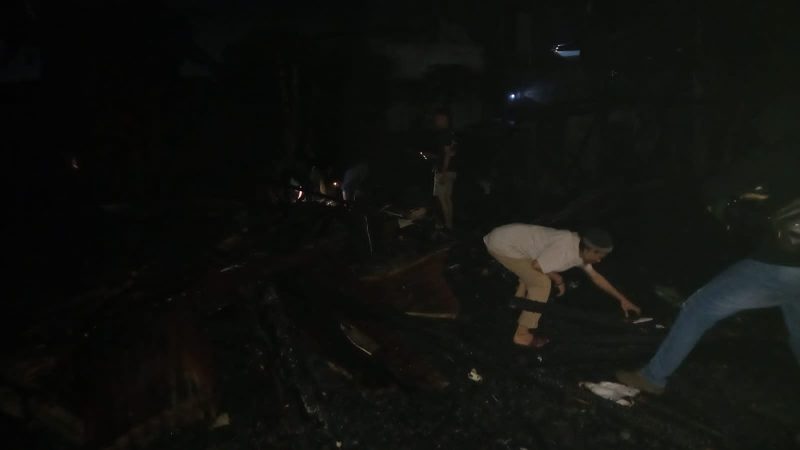 Warga memunguti sisa-sisa material bekas bangunan rumah yang terbakar di Jalan Moh Hatta, Kota Palu, Rabu (27/7/2022)/hariansulteng