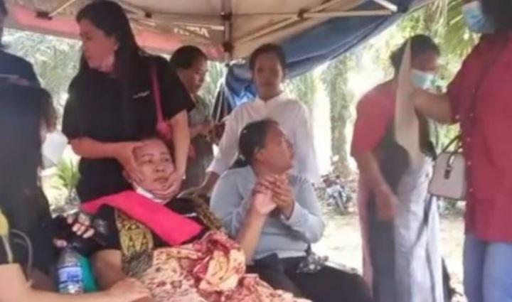 Ibu Brigadir J, Rosti Simanjuntak tak kuasa menahan tangis menyaksikan proses pembongkaran makam anaknya, Rabu (27/7/2022)/Jambi Ekspres