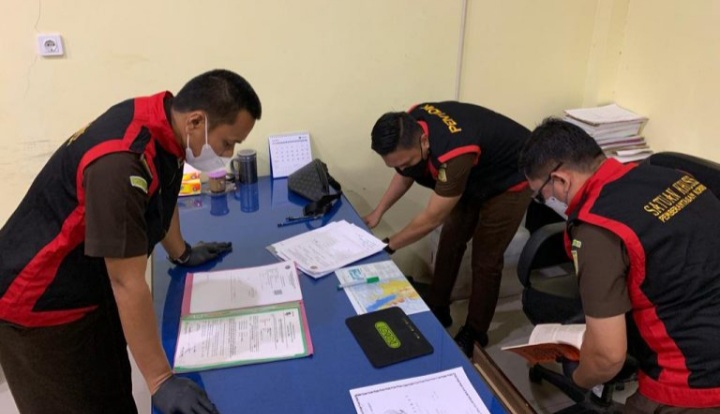 Kejaksaan Tinggi Sulawesi Tengah (Kejati Sulteng) menggeledah Kantor Pertanahan Kota Palu terkait dugaan kasus pungli, Rabu (27/7/2022)/Ist