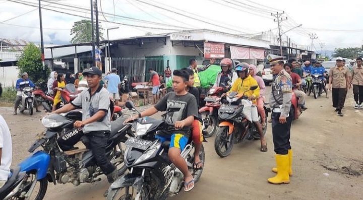 Kondisi arus lalu lintas di Jalan Trans Sulawesi, Kecamatan Torue, Kabupaten Parigi Moutong (Parimo) kembali normal usai diterjang banjir, Jumat (29/7/2022)Ist