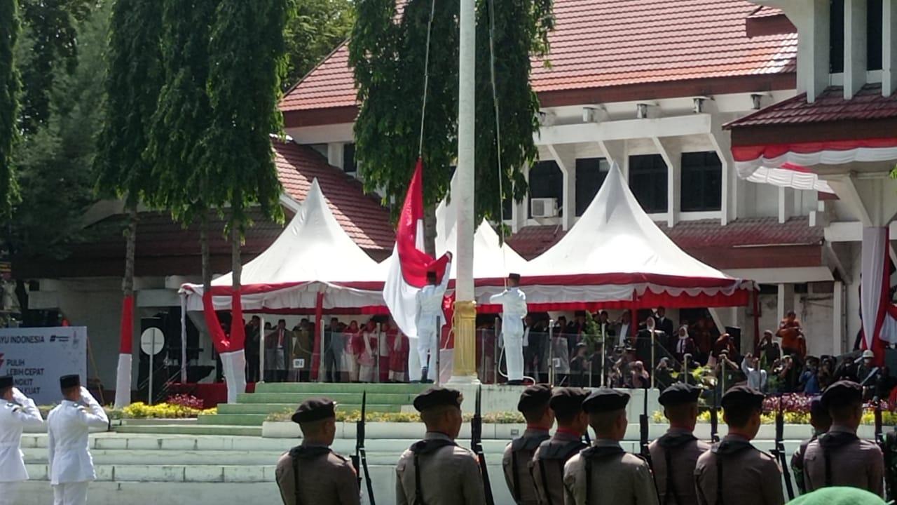 Detik-detik pengibaran bendera merah putih dalam upacara hari kemerdekaan di Kantor Wali Kota Palu, Rabu (17/8/2022)/hariansulteng