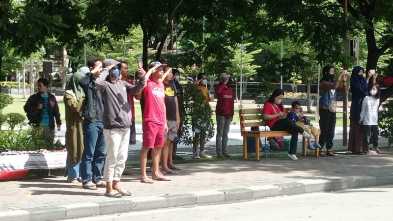Pengunjung kawasan Lapangan Vatulemo memberi hormat saat pengibaran bendera pusaka di upacara HUT 77 RI di Kantor Wali Kota Palu, Rabu (17/8/2022)/hariansulteng