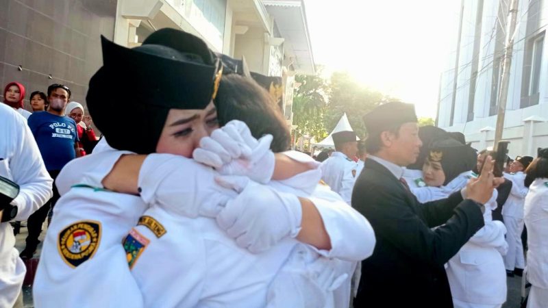 Tangis Paskibraka Sulteng 2022 pecah usai sukses menjalankan tugas di upacara peringatan HUT 77 RI di Kantor Gubernur Sulteng, Rabu (17/8/2022)/hariansulteng