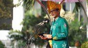 Sandiaga Salahuddin Uno kenakan baju adat Suku Kaili saat upacara HUT 77 RI di Kantor Kemenparekraf, Rabu (17/8/2022)Ist