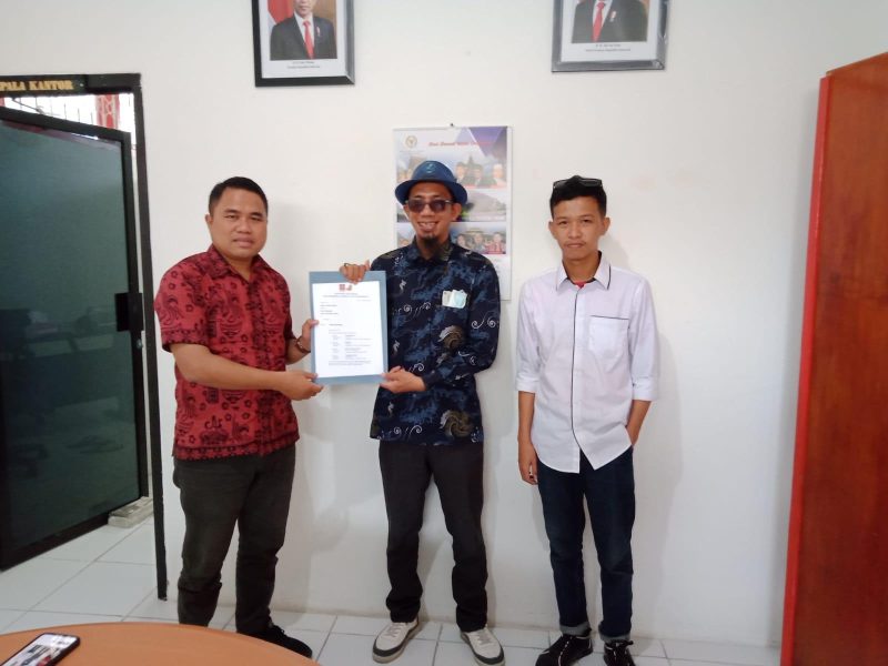pengacara Adi Prianto dan Saharudin Ahaba menyerahkan surat aduan dan aspirasi kepala perwakilan kantor DPD RI Andi Saiful di Jalan Sutomo Kelurahan Besusu Timur Kecamatan Palu Timur/istimewa 