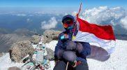 Khansa Syahlaa kibarkan bendera merah putih di Gunung Elbrus, Rabu (17/8/2022)/Instagtam @khansa_summiters