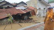 Lurah Besusu Barat, Andriani tinjau banjir di wilayahnya, Selasa (6/9/2022)/hariansulteng