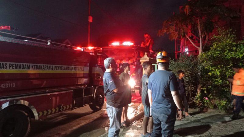 Petugas pemadam kebakaran berjibaku padamkan api yang menimpa rumah kos di Jalan Kancil III, Kelurahan Tatura Selatan, Kota Palu, Jumat (9/9/2022) malam/hariansulteng
