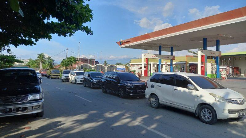 Antrean kendaraan di SPBU Jalan Diponegoro, Kota Palu, Sulawesi Tengah usai kenaikan harga BBM/hariansulteng