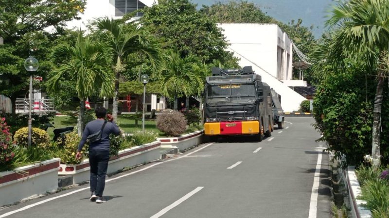 Kendaraan taktis water cannon siaga di Kantor DPRD Sulteng jelang aksi mahasiswa menolak kenaikan BBM, Selasa (27/9/2022)/hariansulteng