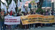 Penyintas bencana bersama sejumlah elemen masyarakat berunjuk rasa di depan Kantor Gubernur Sulteng, Selasa (27/9/2022)/hariansulteng