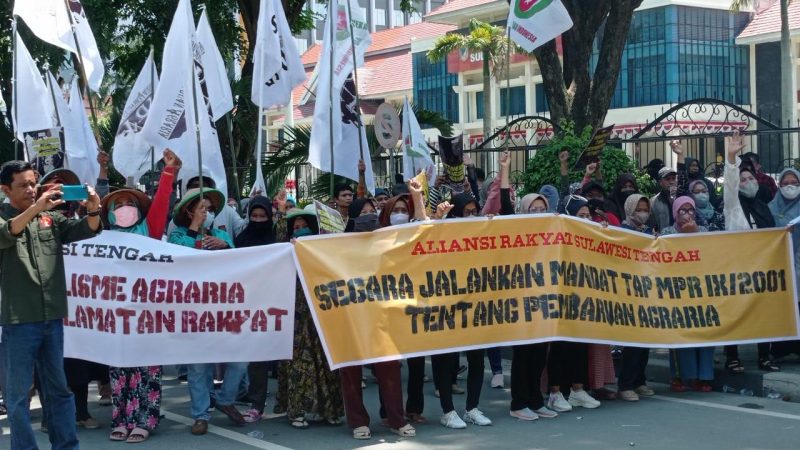 Penyintas bencana bersama sejumlah elemen masyarakat berunjuk rasa di depan Kantor Gubernur Sulteng, Selasa (27/9/2022)/hariansulteng