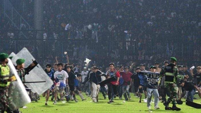 Kerusuhan di Stadion Kanjuruhan usai laga lanjutan Liga 1 antara Arema FC vs Persebaya, Sabtu (1/10/2022) malam/Ist